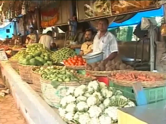 କାର୍ତ୍ତିକରେ ପରିବା ବଜାରରେ ଚଡକ ! ଦର ବୃଦ୍ଧି ଯୋଗୁଁ ପରିବାରେ ହାତ ମାରିବାକୁ ଡରୁଛନ୍ତି ଗ୍ରାହକ