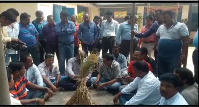 ସମ୍ବଲପୁରର ସରକାରଙ୍କ ବିରୋଧରେ ତାତିଲେ ଚାଷୀ ! ନକଲି ଔଷଧ ଯୋଗାଣ ଅଭିଯୋଗରେ ଡିଡିଏଡବ୍ଲୁ ଅଫିସ ଘେରିଲା ପଶ୍ଚିମ ଓଡିଶା କୃଷକ ସମନ୍ୱୟ ସମିତି