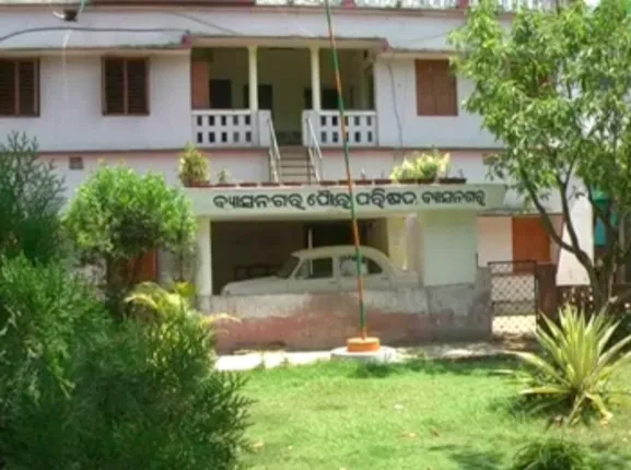 ପିସି ନାହିଁ ତ ଘର ନାହିଁ ! ବ୍ୟାସନଗର ପୌରାଂଚଳରେ ହାତଗୁଞ୍ଜା ନଦେଲେ ମିଳୁନି ପ୍ରଧାନମନ୍ତ୍ରୀ ଆବାସ ଯୋଜନାରେ ଘର