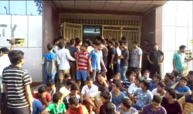 ଡାକ୍ତରଙ୍କୁ ମାଡ଼ ନେଇ ଏସସିବିରେ ଉତ୍ତେଜନା ! ଧାରଣାରେ ବସିଲେ ଡାକ୍ତର