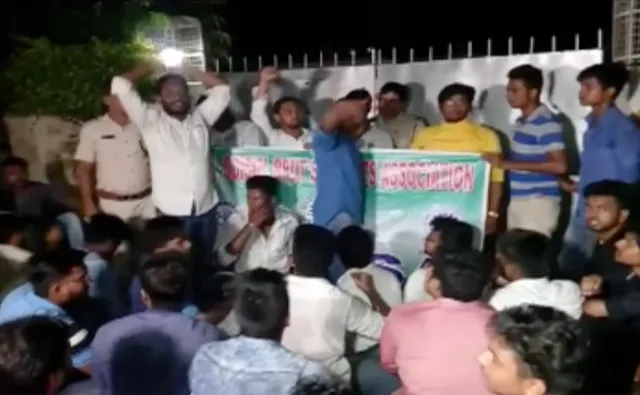 ବିପିୟୁଟି ଛାତ୍ରଙ୍କ ଗୁଣ୍ଡାଗିରି! ପରୀକ୍ଷା ଘୁଞ୍ଚାଇବା ଦାବିରେ କୁଳପତିଙ୍କ ବାସଭବନରେ ଭଙ୍ଗାରୁଜା