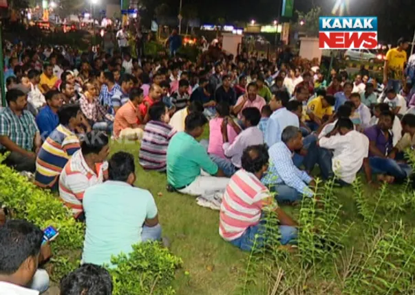 ଜିଆରଏସ୍ ସଂଘ ଦୁଇ ଫାଳ ! ସଭାପତି କହୁଛନ୍ତି, ଆନ୍ଦୋଳନ ସ୍ଥଗିତ। ଉପସଭାପତି କହିଲେ, ସଂପୂର୍ଣ୍ଣ ଦାବି ପୁରଣ ନହେବା ଯାଏଁ ବଳବତର ରହିବ ଆନ୍ଦୋଳନ