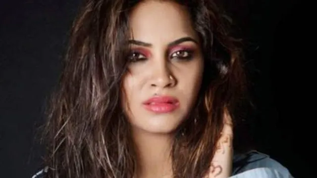 ବିବାଦୀୟ ସୋ’ରେ ବିବାଦୀୟ ମହିଳା ! ଅର୍ଶୀ ଖାନଙ୍କ ନାଁରେ ରହିଛି ଦଶଟି ମାମଲା