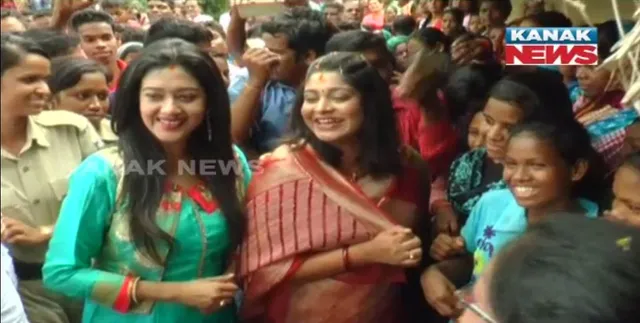 ଲଘୁଚାପ ବର୍ଷାରେ ଫିକା ପଡିଲା ଦୀପାବଳି ମାହୋଲ : ସେପଟେ ଲୋକଙ୍କ ମନରେ ହସ ଭରିଲେ ଓଲିଉଡ ଅଭିନେତ୍ରୀ ବର୍ଷା ଓ ଏଲିନା