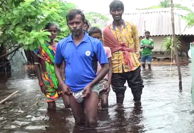 ପ୍ରବଳ ଜୁଆର ମାଡରେ ଚିଲିକାରେ ଧସିଲା ସୁରକ୍ଷା ପ୍ରାଚୀର : ଶହେ ଫୁଟରୁ ଅଧିକ ଘାଇ ମେଲି ଗାଁ ଭିତରେ ପଶିଲା ଜୁଆର ପାଣି