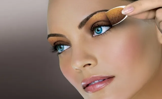 ଦିନବେଳା ମେକଅପ ନେବା ସମୟରେ ଧ୍ୟାନ ରଖନ୍ତୁ କିଛି କଥା ! ଦେଖା ଯିବେ ଅଧିକ ସୁନ୍ଦର