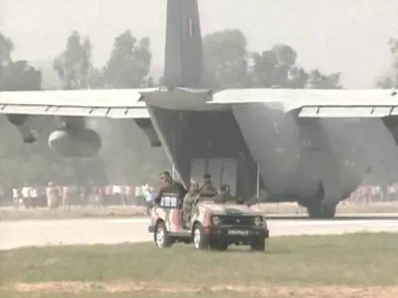 ଲକ୍ଷ୍ନୌ-ଆଗ୍ରା ଏକ୍ସପ୍ରେସୱେରେ ଅବତରଣ କଲା ଯୁଦ୍ଧ ବିମାନ ! ବାୟୁସେନାର ଟଚଡାଉନ ଅଭ୍ୟାସରେ ମିରାଜ, ଜାଗୁଆର, ସୁଖୋଇ ଓ ଏଏନ-୩୨ ସହ ୨୦ଟି ଯୁଦ୍ଧ ବିମାନ ସାମିଲ