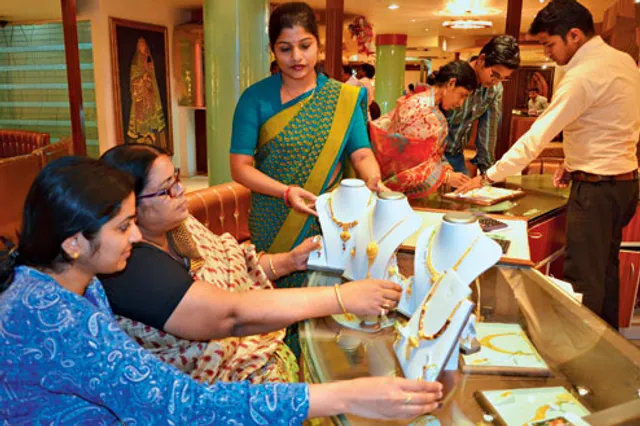 ଆଜି ଧନତେରାସ ! ଗ୍ରାହକଙ୍କୁ ଆକୃଷ୍ଟ କରିବା ପାଇଁ ଗହଣା ଦୋକାନରେ ଆକର୍ଷଣୀୟ ଅଫର