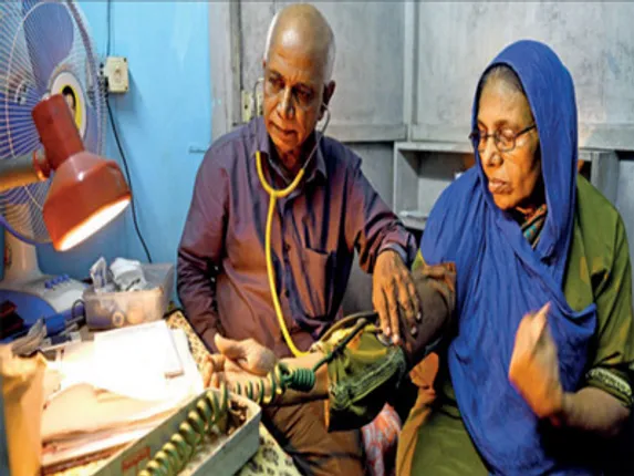 ସଲାମ ଡାକ୍ତର ! ଫି ମାତ୍ର ୨ ଟଙ୍କା, ଦୀର୍ଘ ୪୦ ବର୍ଷ ଧରି ଗରିବ ରୋଗୀଙ୍କ ଚିକିତ୍ସା କରୁଥିବା ଡାକ୍ତର ଥିରୁଭେନଙ୍ଗାଡମ