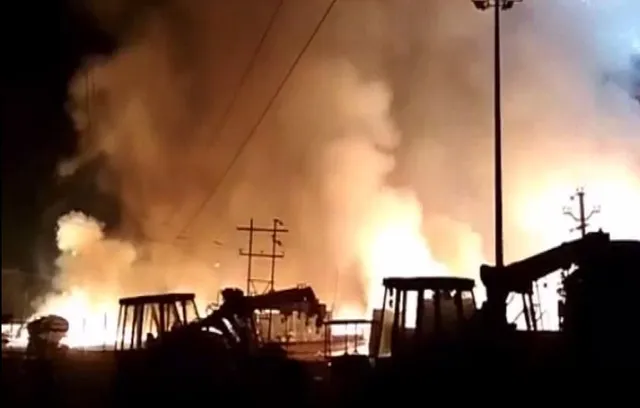 ରାଉରକେଲା ବାଣ ବଜାରରେ ଭୟାବହ ଅଗ୍ନିକାଣ୍ଡ ! ନିଆଁ ଲାଗି ୪୮ଟି ବାଣ ଦୋକାନ ଭସ୍ମୀଭୂତ, ଜଣେ ଜୀବନ୍ତ ଦଗ୍ଧ