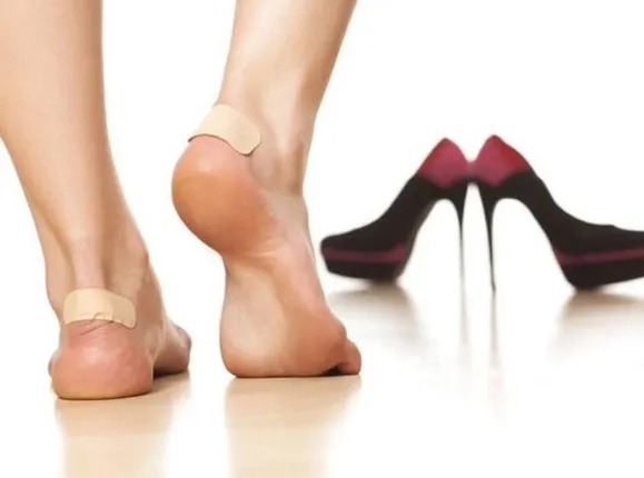 ନୂଆ ଯୋତା ପିନ୍ଧିବା ବେଳେ ଆପଣଙ୍କ ପାଦ କଟିଯାଇ ଯନ୍ତ୍ରଣା ହେଉଛି କି  ? ଆପଣାନ୍ତୁ ଏହି ଘରୋଇ ଉପଚାର