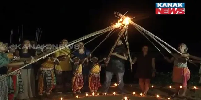 ଦେଶୀ ପରମ୍ପରାରେ ବିଦେଶୀ ମସଗୁଲ୍ : କୋଣାର୍କରେ ଦୀପାବଳି ପାଳିଲେ ବିଦେଶୀ ପର୍ଯ୍ୟଟକ