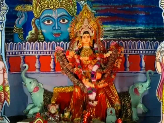 ସାରା ରାଜ୍ୟରେ ଧୁମଧାମରେ ପାଳିତ ହେଉଛି ଗଜଲକ୍ଷ୍ମୀ ପୂଜା ! ମା’ଙ୍କୁ ଆର୍ଶୀବାଦ ପାଇବାକୁ ଢେଙ୍କାନାଳ ଓ କେନ୍ଦ୍ରାପଡାରେ ଶ୍ରଦ୍ଧାଳୁଙ୍କ ଭିଡ