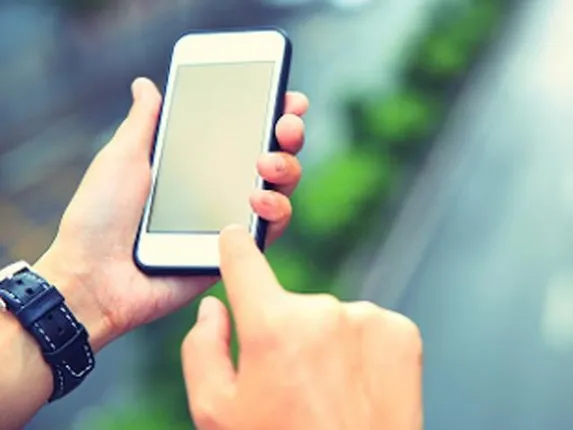 ମୋବାଇଲ୍‌ କଂପାନିଗୁଡ଼ିକ ଭିତରେ ପ୍ରତିଦ୍ୱନ୍ଦିତା ଆରମ୍ଭ ! ଶସ୍ତା ୪ଜି ଫୋନ୍‌ ଦ୍ୱାରା ଗ୍ରାହକଙ୍କୁ ଆକୃଷ୍ଟ କରିବାକୁ ପ୍ରୟାସ