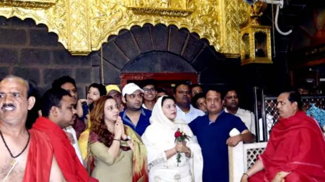 ‘ଫିରଙ୍ଗୀ’ ସିନେମାର ସଫଳତା ପାଇଁ ସାଇଙ୍କ ଶରଣରେ କମେଡ଼ି କିଙ୍ଗ୍ ! ଗର୍ଲଫ୍ରେଣ୍ଡଙ୍କ ସହ ସିରିଡ଼ ଗଲେ କପିଲ ଶର୍ମା