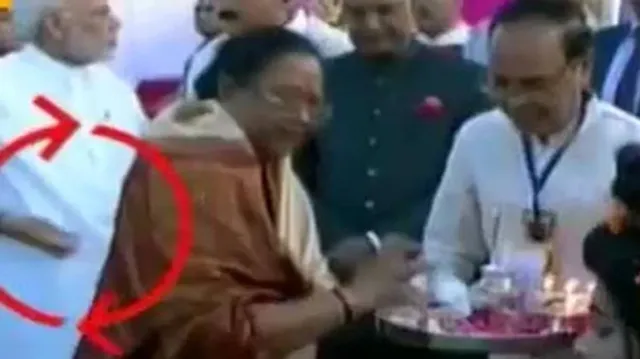 ହାତ ସଫା କରି ପକେଟରେ ମଇଳା ଟିସୁ ପେପର ପୂରାଇଲେ ମୋଦି ! କାରଣ ଜାଣିଲେ ଆଶ୍ଚର୍ଯ୍ୟ ହେବେ