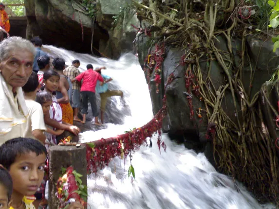 ପଞ୍ଚଲିଙ୍ଗଶ୍ୱରରେ ଅଭାବନୀୟ ଘଟଣା ! ପାଣି ଭିତରୁ ଉପୁଡିଗଲା ୩ଟି ଲିଙ୍ଗ