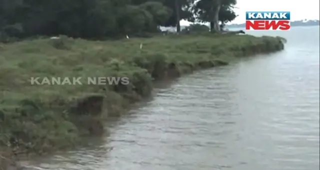 ଗାଁ ଲୋକଙ୍କ ଚିନ୍ତା ବଢାଉଛି ଖରସ୍ରୋତା । ପ୍ରତିବର୍ଷ ଅତଡା ଖାଉଛି, ପଥର ପାକିଂ ସହ ବନ୍ଧ ନିର୍ମାଣ ପାଇଁ ଜୋରଧରିଲା ଦାବି