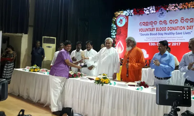 ସୌମ୍ୟଙ୍କୁ ସମ୍ବର୍ନ୍ଧିତ କଲେ ନବୀନ ! ରକ୍ତଦାନ କ୍ଷେତ୍ରରେ ଉଲ୍ଲେଖନୀୟ ଅବଦାନ ପାଇଁ ସମ୍ମାନିତ ହେଲେ ଆମ ଓଡିଶା ଅଧ୍ୟକ୍ଷ