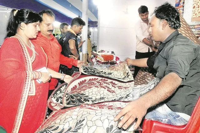 ଭୁୁବନେଶ୍ୱର : ରସୁଲଗଡ଼ ଦୁର୍ଗା ପୂଜା ମଣ୍ଡପ ପଡ଼ିଆରେ ଉଦଘାଟିତ ହେଲା ସ୍ୱଦେଶୀ ମେଳା