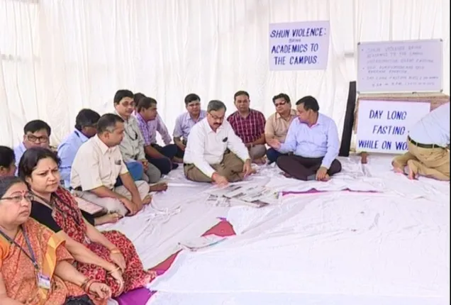 ବାଣୀବିହାରରେ ବିରଳ ଆନ୍ଦୋଳନ : ମୌନ ବ୍ରତ ରଖି ଧାରଣାରେ ବସିଲେ କୁଳପତି, ଶାନ୍ତି ଫେରାଇ ଆଣିବାକୁ କଲେ ଦାବି