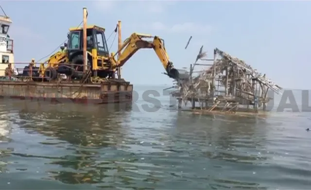 ବୁଲିଲା ବୁଲଡୋଜର ! ବ୍ରହ୍ମଗିରି କୃଷ୍ଣପ୍ରସାଦ ଚିଲିକା ପାଣି ଭିତରେ ବେଆଇନ୍ ଚିଙ୍ଗୁଡି ଘେରି ସହ ଭାଙ୍ଗିଲା ଘର