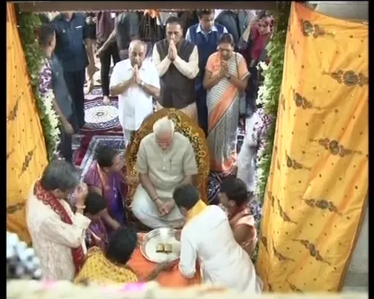 ଦ୍ୱାରକାଧୀଶ ପୀଠରେ ପ୍ରଧାନମନ୍ତ୍ରୀ ! ୧୦ ମିିନିଟ ଧରି ମନ୍ଦିରରେ ମୋଦିଙ୍କ ପୂଜାର୍ଚ୍ଚନା