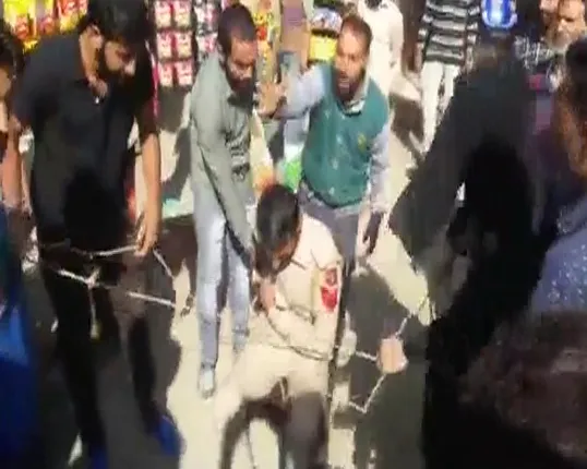 ପୁଲିସ ଖାକିରେ ଦାଗ ! ଛାତ୍ରୀଙ୍କ ଫଟୋ ଉତ୍ତୋଳନ କରି ନିସ୍ତୁକ ମାଡ଼ ଖାଇଲେ ପୁଲିସ ବାବୁ