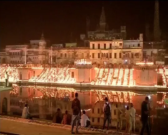 ଅଯୋଧ୍ୟାରେ ତ୍ରେତୟା ଯୁଗର ଚମକ ! ମହାସମାରୋହରେ ଦୀପାବଳି ପାଳିଲେ ଯୋଗୀ ଆଦିତ୍ୟନାଥ