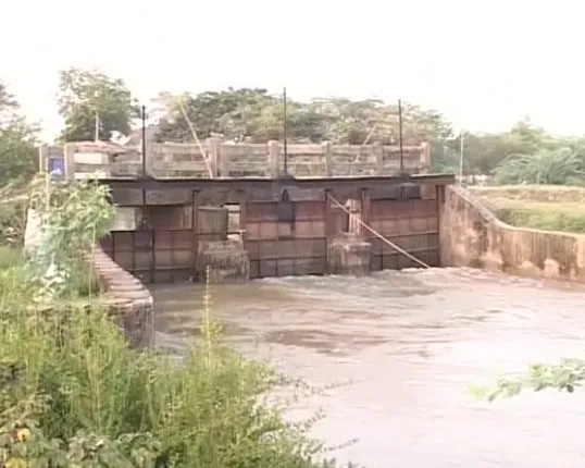 ନକଲି ଚାବି ନେଇ ତେଜୁଛି ବିବାଦ ! ବାହାର୍ଦା ନାଳ ସ୍ୱିସ ଗେଟର ନକଲି ଚାବିକୁ ଜନଅସନ୍ତୋଷ