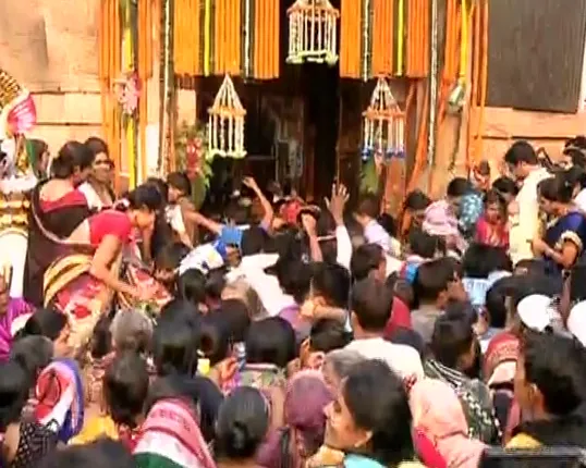 ଅଁଳାନବମୀରେ ସାକ୍ଷୀଗୋପାଳରେ ଚାଲିଛି ରାଧାପାଦ ଦର୍ଶନ ! ଓଡିଆଣୀ ବେଶରେ ଦର୍ଶନ ଦେଉଛନ୍ତି ଶ୍ରୀରାଧା,ଲକ୍ଷାଧିକ ଭକ୍ତଙ୍କ ଭିଡ