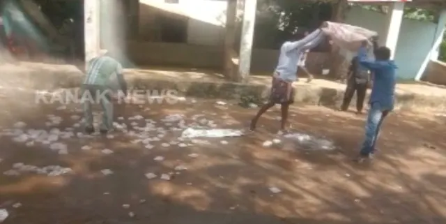 ରାସ୍ତାରେ ଭାସିଲା ମଦ ! ବୈପାରୀଗୁଡାରେ ମଦ ବିରୋଧରେ ତାତିଲେ ଲୋକେ