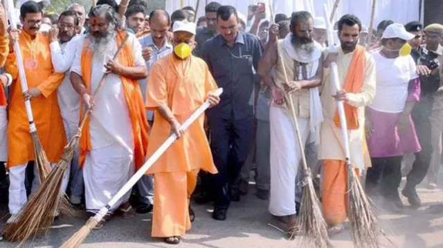 ଆଗ୍ରାରେ ଉତ୍ତରପ୍ରଦେଶ ମୁଖ୍ୟମନ୍ତ୍ରୀ ଯୋଗୀ ଆଦିତ୍ୟନାଥ ! ତାଜମହଲ ଭ୍ରମଣ ସହ ସଫେଇ ଅଭିଯାନରେ ହେଲେ ସାମିଲ