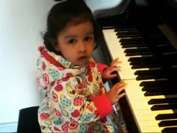 ଧୋନୀଙ୍କ କୁନି ଝିଅ ଗାଇଲେ ମଲୟାଲମ ଗୀତ : ଭାଇରାଲ୍ ଭିଡିଓ