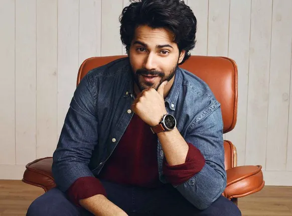 ଟ୍ରାଫିକ୍ ପୋଷ୍ଟ ପାଖରେ ପ୍ରଶଂସକଙ୍କ ସହ ସେଲ୍ଫି ନେବା ପଡ଼ିଲା ମହଙ୍ଗା ! ବରୁଣ ଧାୱନଙ୍କୁ ଚେତାବନୀ ଦେଲା ମୁମ୍ବାଇ ପୋଲିସ୍