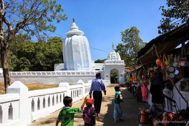 ବିଶ୍ୱର ଏକମାତ୍ର ବକ୍ର ମନ୍ଦିର ! ଓଡ଼ିଶାର ସମ୍ବଲପୁରରେ ହୁମା ମନ୍ଦିର ରୂପେ ପରିଚିତ