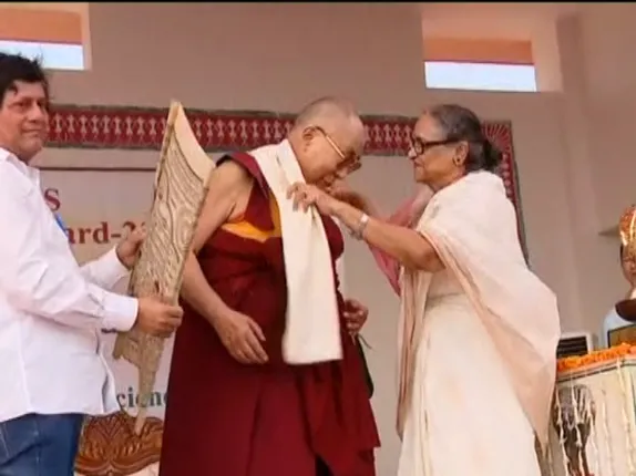 ଦଲାଇଲାମାଙ୍କୁ ‘ହ୍ୟୁମାନିଟେରିଆନ୍ ସମ୍ମାନ’ ! କିସ ବିଶ୍ୱବିଦ୍ୟାଳୟ ପକ୍ଷରୁ ସମ୍ମାନିତ ହେଲେ ତିବ୍ଦତୀୟ ଧର୍ମଗୁରୁ