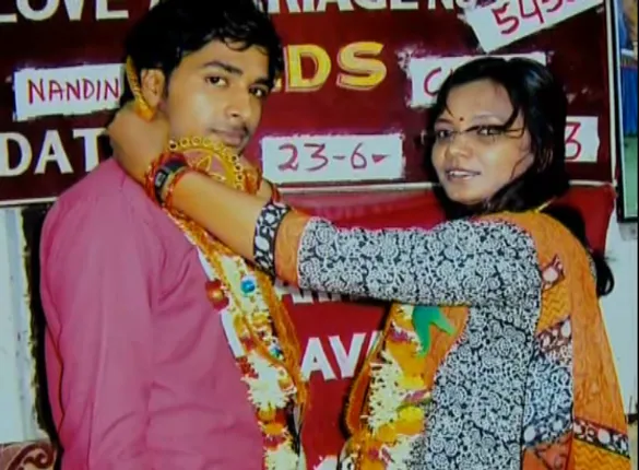 ରାଜଧାନୀରୁ ଆସିଲା ଅଭାବନୀୟ ଖବର ! ଫିଲ୍ମରେ ହିରୋ ହେବା ପାଇଁ ସ୍ତ୍ରୀଙ୍କୁ ନିର୍ଦ୍ଦେଶକଙ୍କ ଶଯ୍ୟାସଂଗୀନି ବନାଇବାକୁ ଚାହୁଁଥିଲେ ସ୍ୱାମୀ