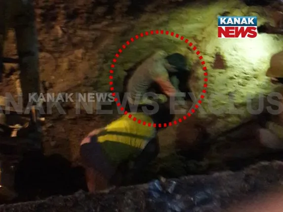 ଡ୍ରେନ ଭିତରେ ଅଧଘଣ୍ଟା ! ରାଜଧାନୀର ଡ୍ରେନ ଭିତରୁ ରେସ୍କ୍ୟୁ ଅପରେସନ ଲାଇଭ