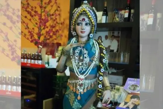 ବିଦେଶରେ ବି ଭାରତୀୟ ଅଭିନେତ୍ରୀଙ୍କ ଜଲୱା । ସିଙ୍ଗାପୁରର ଏକ ରେଷ୍ଟୁରାଂଟରେ ନଜର ଆସିଲା ଶ୍ରୀଦେବୀଙ୍କ ନାଁର କଣ୍ଢେଇ