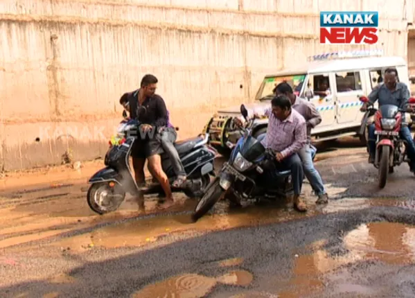 ସ୍ମାର୍ଟ ସିଟିର ଅସଲ ଚିତ୍ର ! ଖାଲଖମାରେ ଭର୍ତି ରାଜଧାନୀର ରସୁଲଗଡ ବମିଖାଲ ରାସ୍ତା । ମରାମତି ଦାବିରେ ଧାରଣା ଦେଲେ ମହିଳା