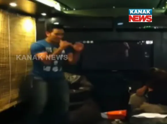 ପତ୍ନୀଙ୍କ ଆଗରେ ସୁନା ପିଲା ! ସାକ୍ଷୀଙ୍କ ଇସାରାରେ ମହେନ୍ଦ୍ର ସିଂ ଧୋନୀଙ୍କ ଦମଦାର ଡ୍ୟାନସ