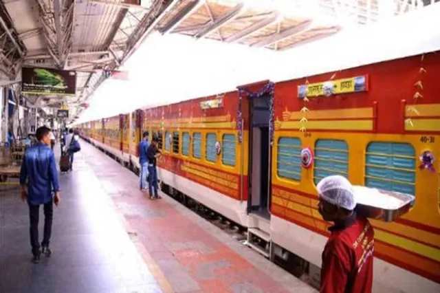 ଟ୍ରେନରେ ୧୧ ପ୍ରକାରର ହର୍ଣ୍ଣ ବଜାଯାଇଥାଏ ! ଜାଣନ୍ତି କି ଏହାର ଅର୍ଥ କଣ ?