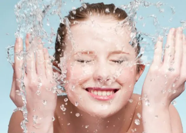 ଶୀତଦିନେ କିପରି ଧୋଇବେ ମୁହଁ ? ତ୍ୱଚାରୁ ଦୂର ହେବ ରୁକ୍ଷତା, ଜାଣନ୍ତୁ କିଛି ଟିପ୍ସ