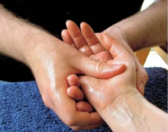 ଅଙ୍ଗୁଳିର ଚାରିପାଖରୁ ଚର୍ମ ଛାଡ଼ିଯାଉଛି କି ? ଆପଣାନ୍ତୁ କିଛି ସରଳ ଉପାୟ . . . .