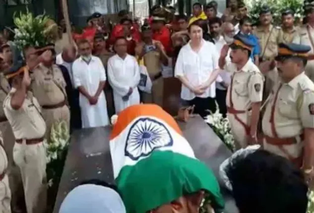 ଶଶୀ କପୁରଙ୍କୁ ଶେଷ ବିଦାୟ ! ମୁମ୍ବାଇର ସାନ୍ତାକ୍ରୁଜରେ ରାଜକୀୟ ସମ୍ମାନ ସହ ହେଲା ଶେଷକୃତ୍ୟ