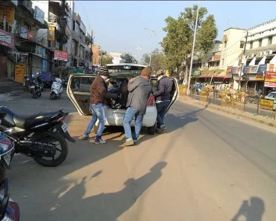 ସମ୍ବଲପୁର ଲୁଟର ଲାଇଭ ଚିତ୍ର ! ଲୋକେ ଦେଖୁଥିଲେ, ଲୁଟ ଚାଲିଥିଲା ! ହେଲେ କେମିତି ଖସିଗଲେ ଲୁଟେରା