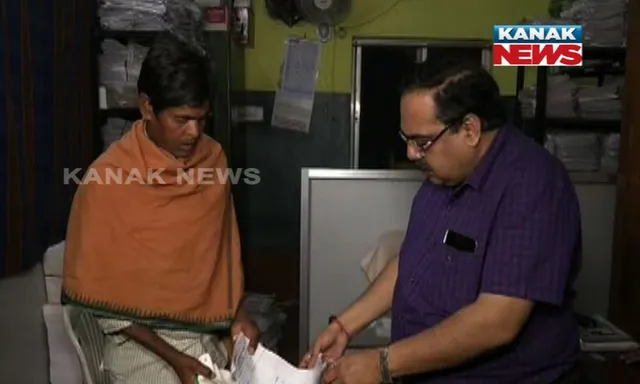 ବଡ ମେଡିକାଲ ଡାକ୍ତରଙ୍କର ଛୋଟ ହୃଦୟ ! ପ୍ରେସକ୍ରିପସନ ଚିରି ଗୋଡରେ ଦଳିଲେ