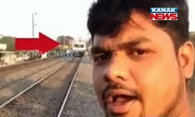ସେଲଫି ହେଲା କାଳ : ସେଲଫି ନେବା ବେଳେ ଧକ୍କା ଦେଲା ଦ୍ରୁତଗାମୀ ଟ୍ରେନ୍