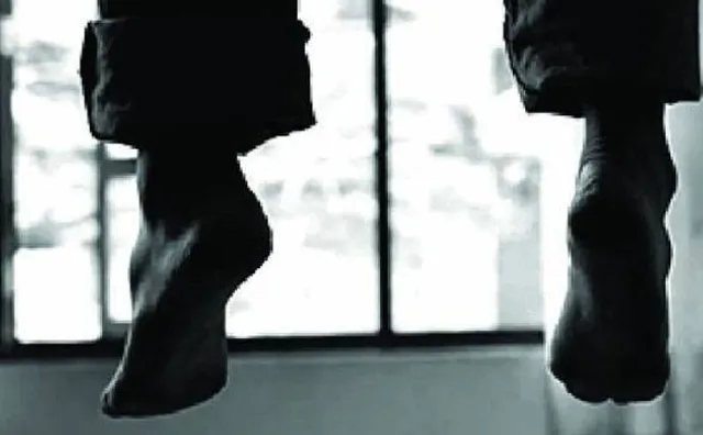 ପ୍ରେମିକାଙ୍କ ଓଢଣୀରେ ଝୁଲିପଡିଲେ ବ୍ୟାଙ୍କ ମ୍ୟାନେଜର ! ବ୍ୟାଙ୍କ ସିକ୍ୟୁରିଟି ଗାର୍ଡଙ୍କୁ ପ୍ରେମ ନିବେଦନ କରି ବିଫଳ ହେବା ପରେ ଚରମ ପଦକ୍ଷେପ ସନ୍ଦେହ